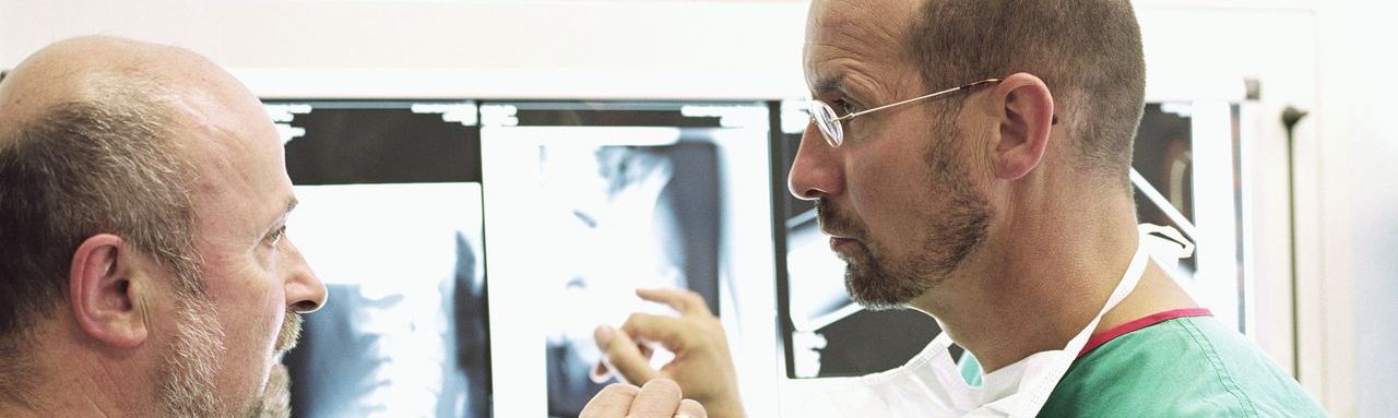 Deux médecins discutent devant une radiographie