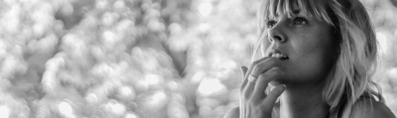Photo en noir et blanc d'une femme pensive avec la main sur la bouche