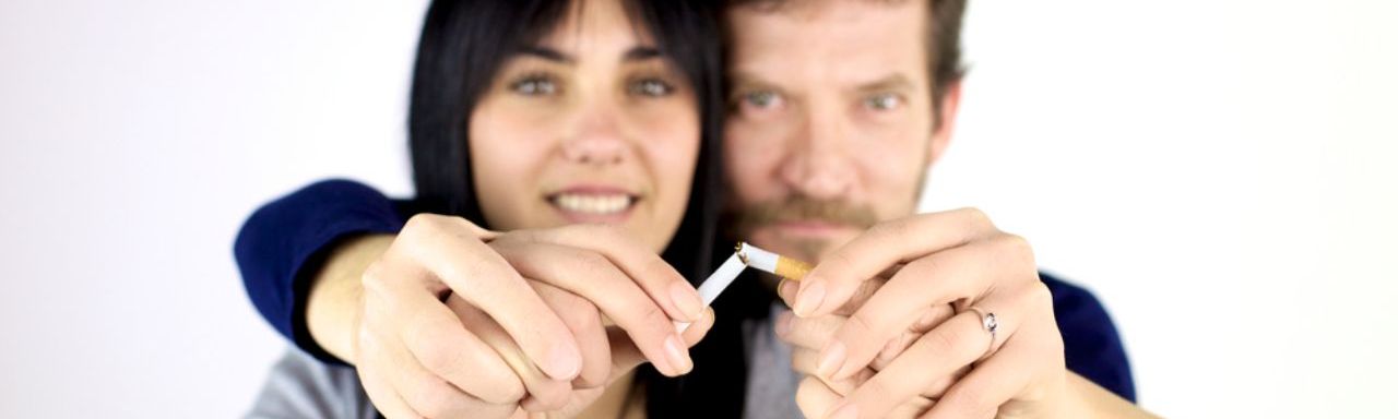 Un couple tient une cigarette brisée