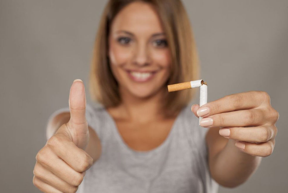 Une femme avec une cigarette brisée dans la main 